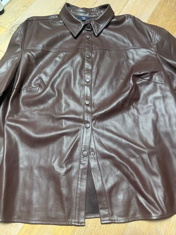 Lot de deux chemises Kiabi Sky marron et verte 