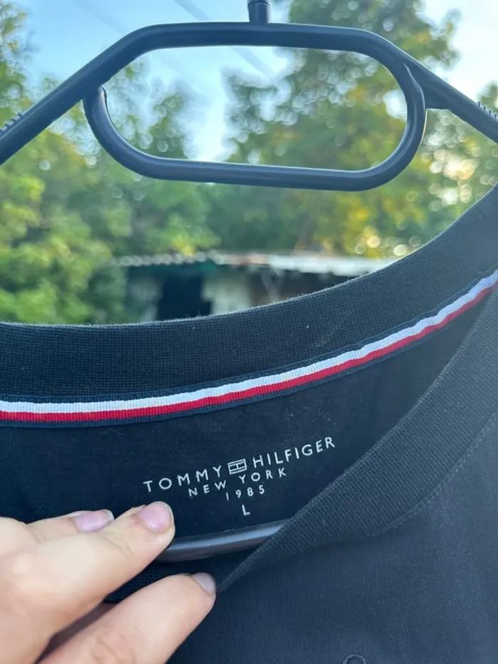 T shirt tommy hilfiger noir avec cœur rouge - photo numéro 3