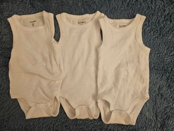 Lot de 3 bodies sans manche 3mois/62cm