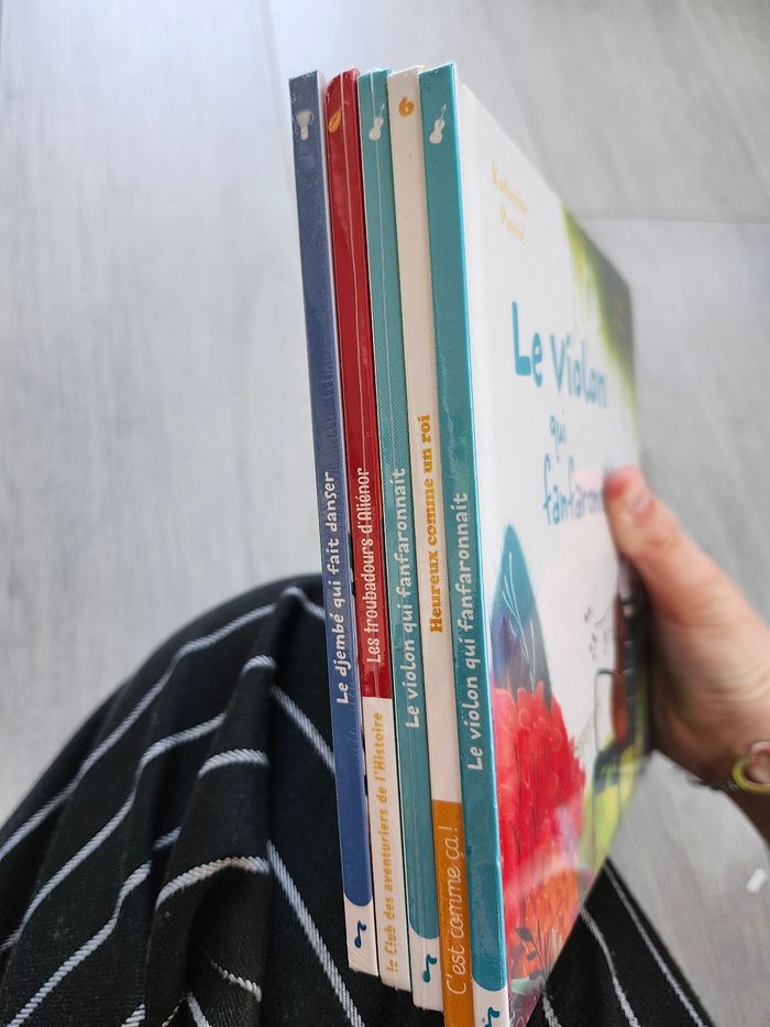 Lot 5 livres neufs étiquetés - photo numéro 3