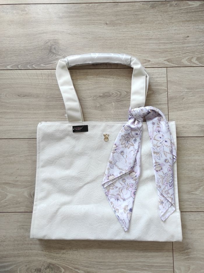 Sac avec foulard Victoria's Secret crème