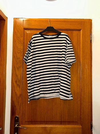 T-shirt à ligne bleu marine et blanche