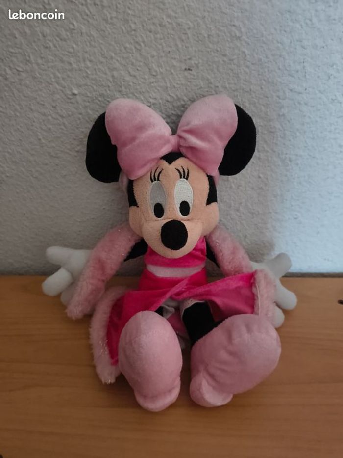 Disney peluche Minnie velours rose manteau et écharpe fourrure 30 cm env - photo numéro 2
