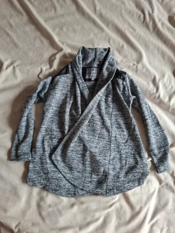 gilet gris clair et gris foncé, taille 6 ans, marque Lulu Castagnette, en très bon état