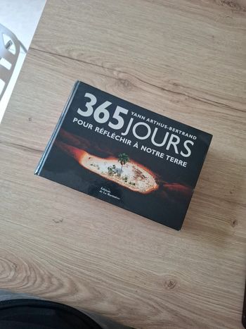 Livre 365 jours pour réfléchir à notre terre de yann arthus Bertrand en bon état