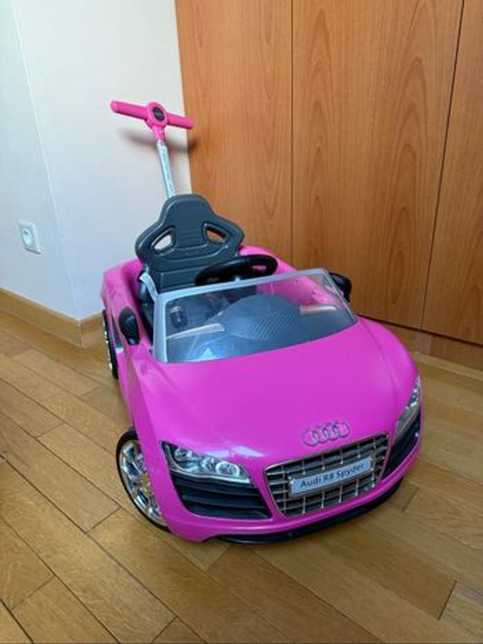 Voiture Audi rose