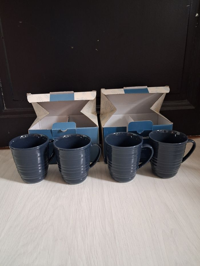 Lot de 4 mugs en porcelaine