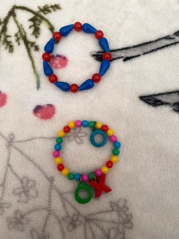Lot de deux bracelets pour enfant dont un avec des lettres.