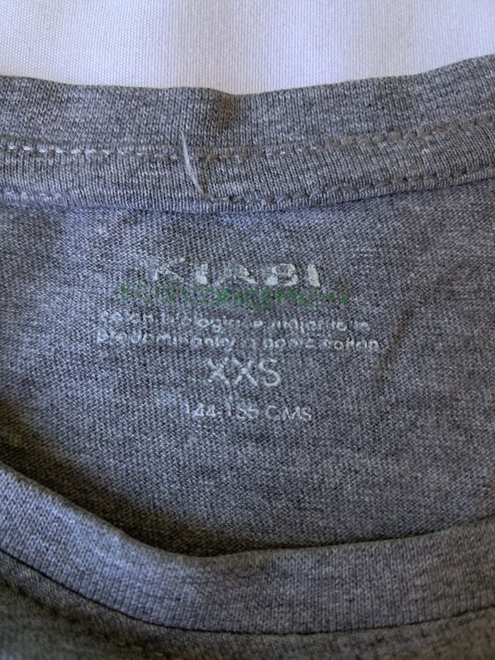 T shirt gris avec inscription T. XXS ou 12 ans - photo numéro 2