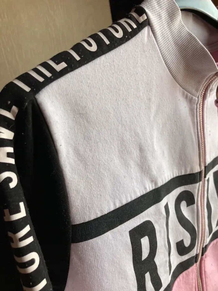 Superbe Gillet cardigan avec inscription jamais porté rose noir - photo numéro 4