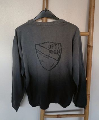 Pull  gris bi color dessin dans le dos