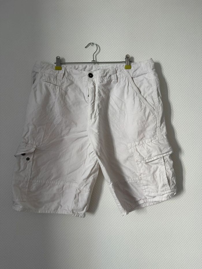 Short blanc napapijri en très bon état taille 46