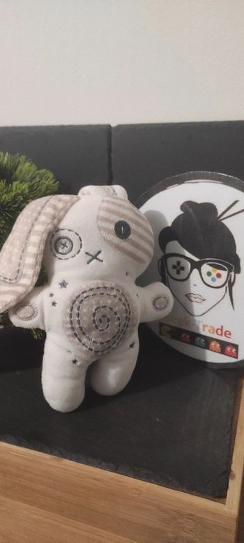 Peluche lapin marron beige et blanc tao Tape à l'oeil rayé croix spirale étoile pois rayure