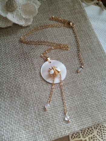 Collier abeille n'acre et pierres de lune