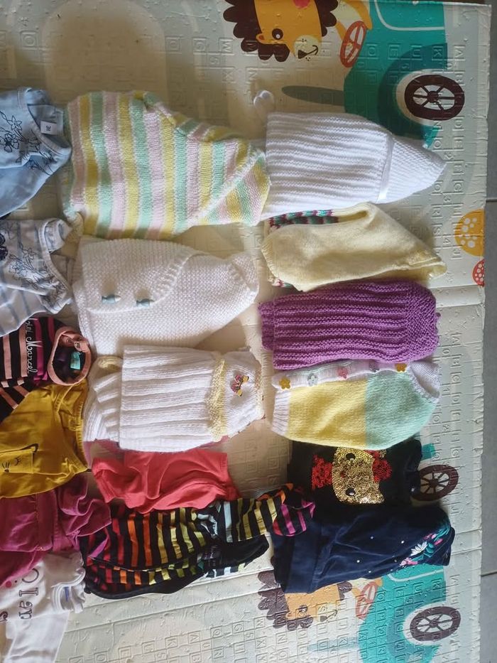 Vêtements 3 mois (t-shirt, pantalon, bodys, pyjamas et autres) - photo numéro 2