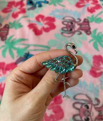 Magnifique broche flamant rose argentée et bleu turquoise en strass