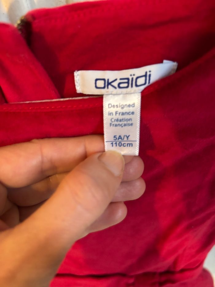 Très jolie petite robe en velours rouge