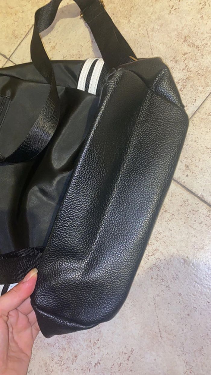 Sac a dos noir avec bandes de couleurs - photo numéro 11