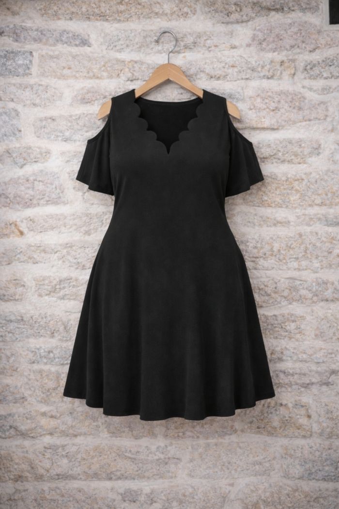 Robe festonnée élégance noire épaules dénudées Femme taille 54 marque Boohoo 💍 - photo numéro 7