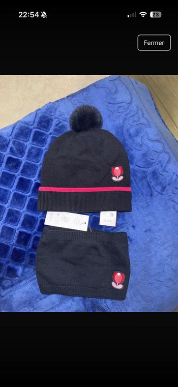 Ensemble bonnet et tour de cou neuf avec étiquette 