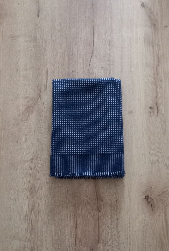 Écharpe bleu marine / blanche. - photo numéro 2