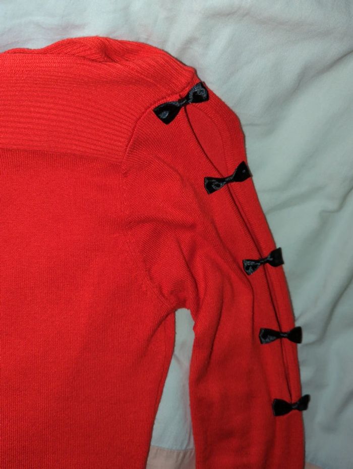 Robe rouge avec détails noeuds noires - photo numéro 5