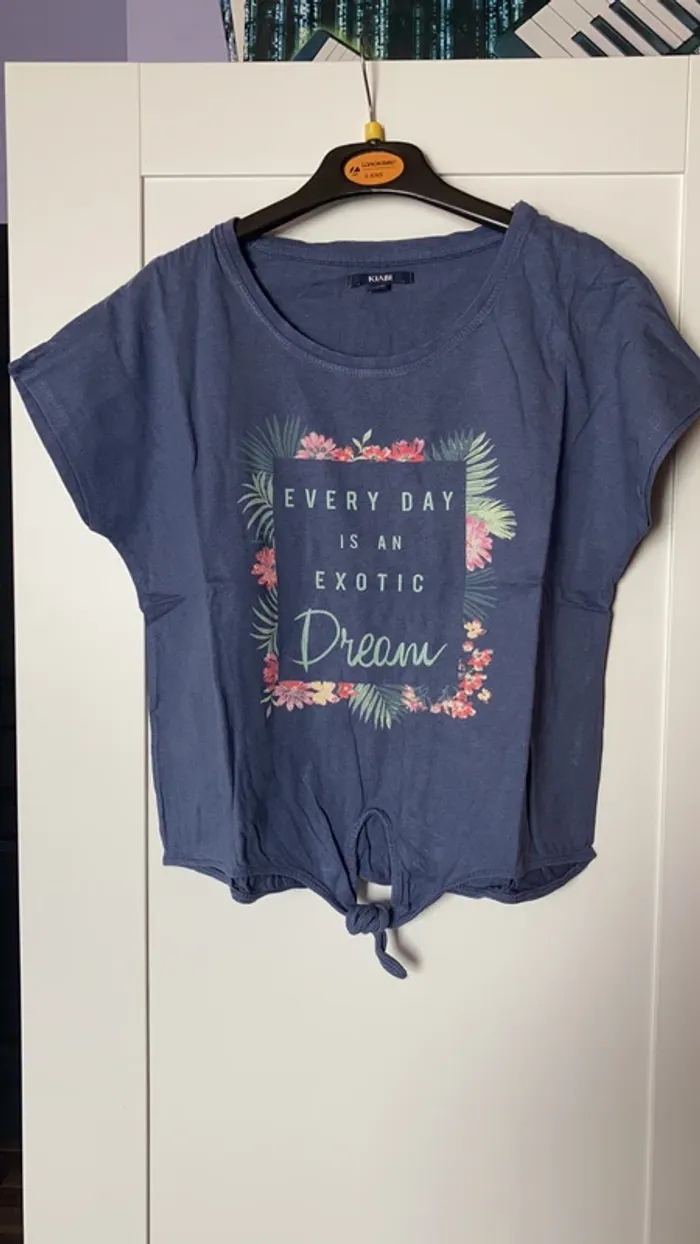 t-shirt bleu