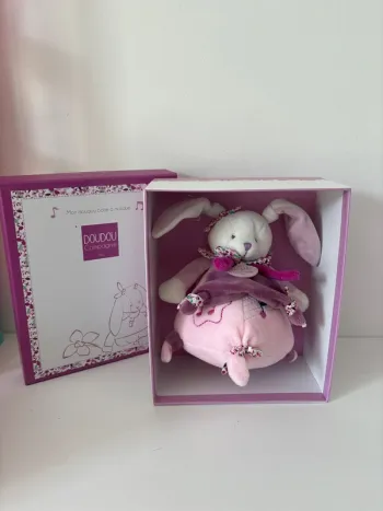 Doudou boîte à Musique Lapin 17 cm Collection Lapin Cerise Rose