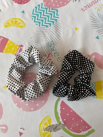 Lot de deux chouchous.