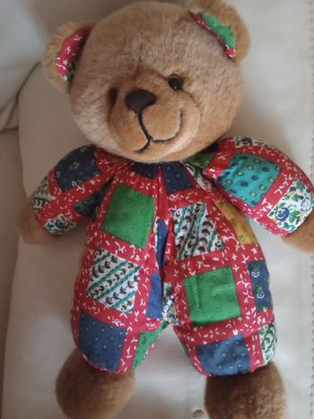 Peluche ours ourson marron  vintage  fleurs fleuri floral carré carreaux contour rouge multicolore tête marron corps imprimé style patchwork