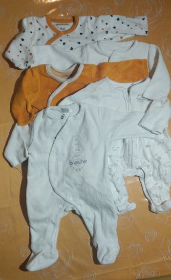 Lots 7 pyjamas + 1 body naissance