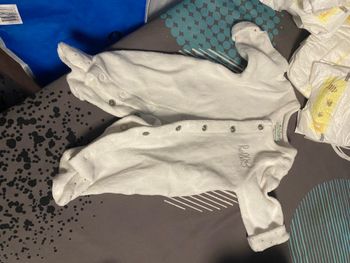 Vend vêtements pour bébé taille 1 mois