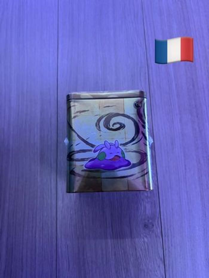 Tin cube contenant des booster Pokémon mars 2024