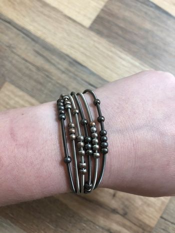 Bracelet fantaisie neuf gris et marron métallique avec perles