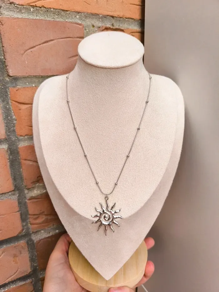 Collier argenté avec billes et soleil - photo numéro 3