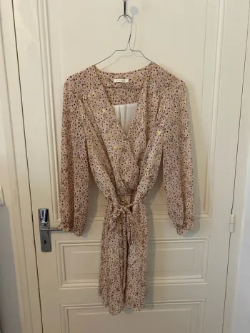 Robe à fleurs rose et dorée
