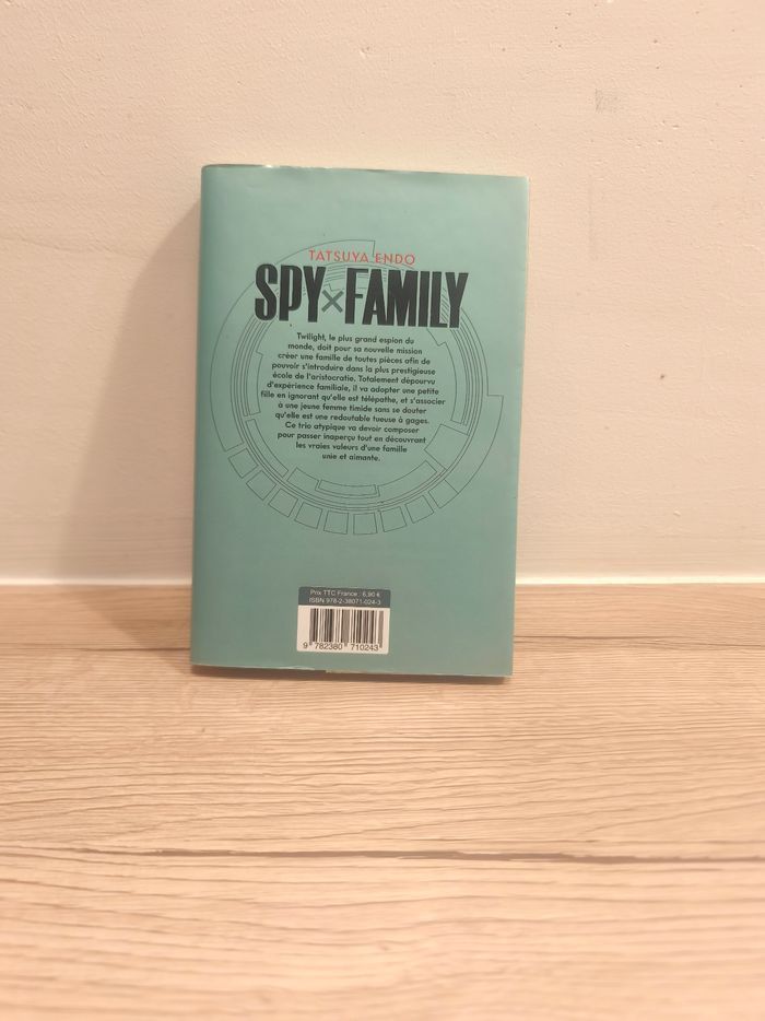 Livre spy Family numéro 1 et figurine - photo numéro 3