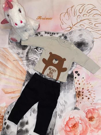 Ensemble t-shirt et pantalon à froufrou, taille 2-4 mois, sans marque.