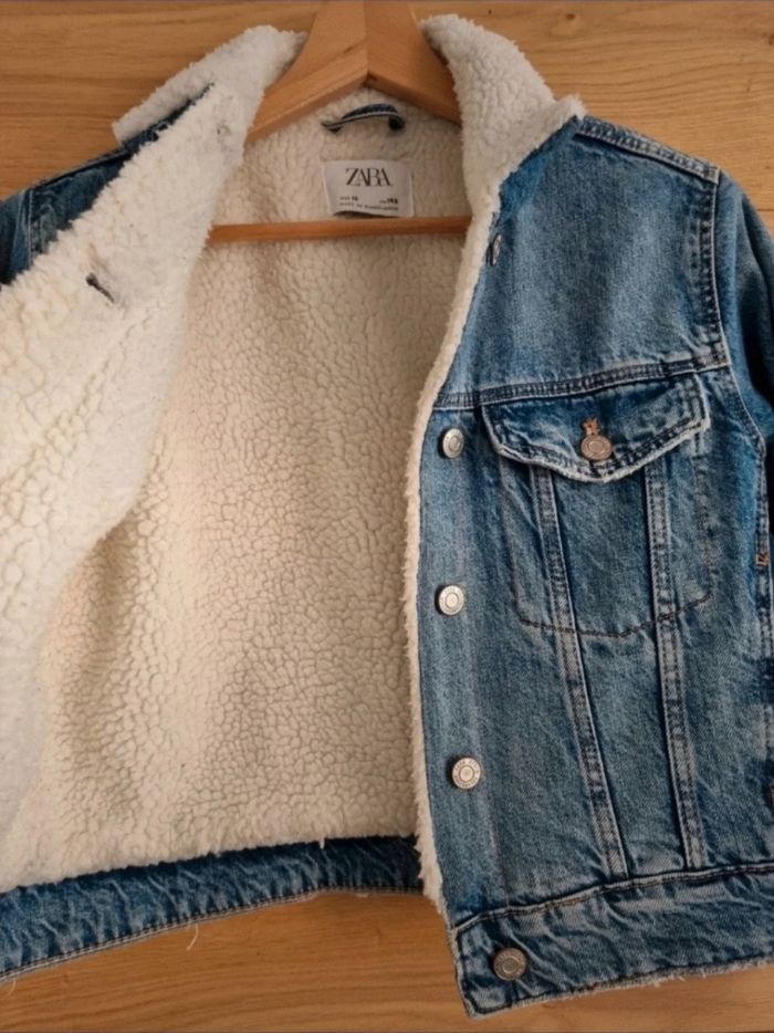 Veste en jeans 
Doublée à l'intérieur 
Zara 
Taille 10 ans - photo numéro 4