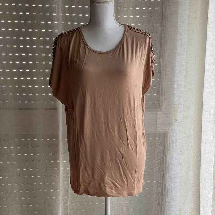 T-shirt long beige avec détails aux épaules