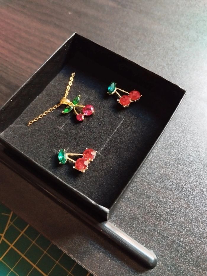 Boucles d'oreilles et pendentif cerise avec coffret cadeau - photo numéro 4
