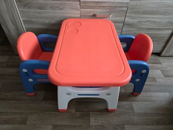 TABLE ENFANT MIXTE BOYS OU GIRLS AVEC 2 CHAISES MOTIFS DINOSAURES MARQUE TINY GEEKS