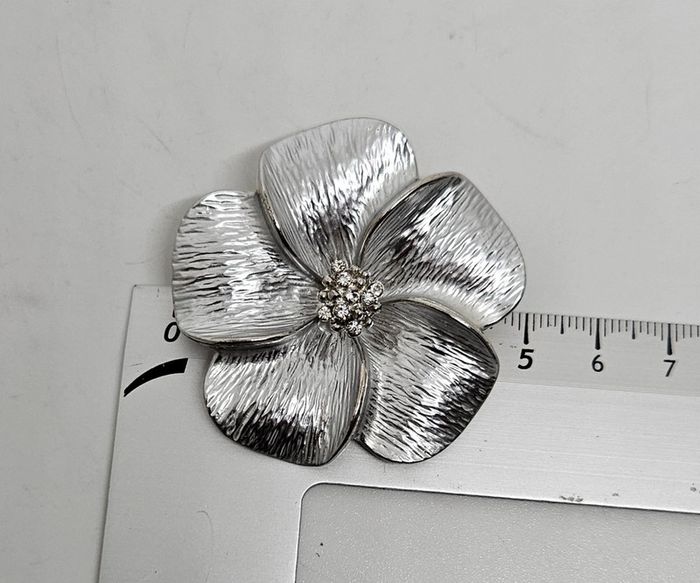 Broche.
Yves Rocher - photo numéro 9