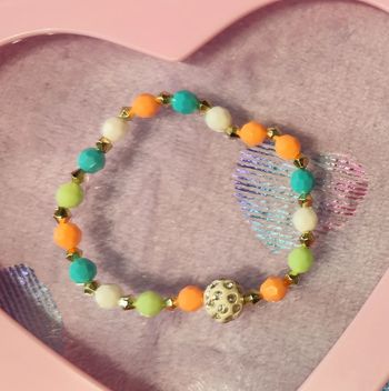 Bracelet élastique avec perles bleues oranges vertes et blanches
