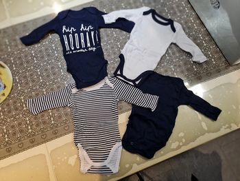 Lot de 4 bodys taille 3 mois jamais porté