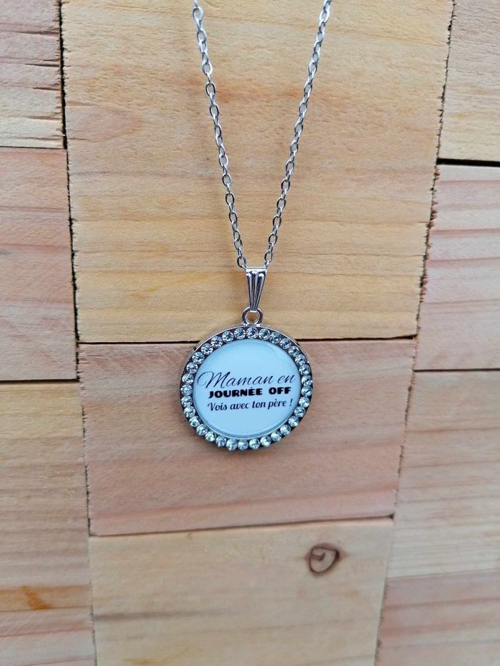 Collier avec pendentif strass personnalisé " maman en journée of vois avec ton père". Cadeau fête des mères, maman. - photo numéro 4