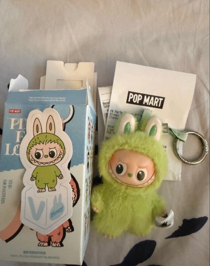 Popmart - labubu pin for love - original - Lettre V