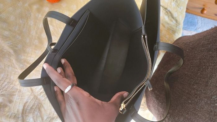 Élégant sac en cuir noir tout en sobriété - photo numéro 8