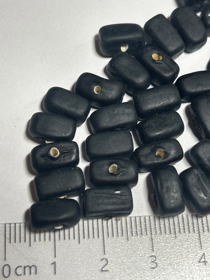 A822, 50 perles anciennes noires mates verre opaque - photo numéro 4