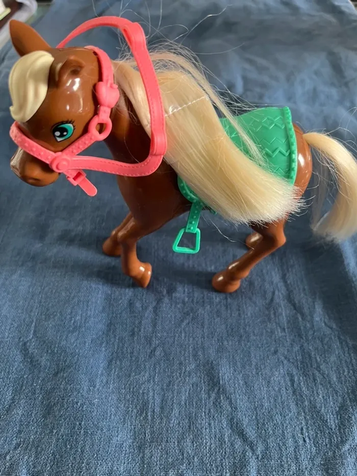 Poney de barbie Chelsea famille